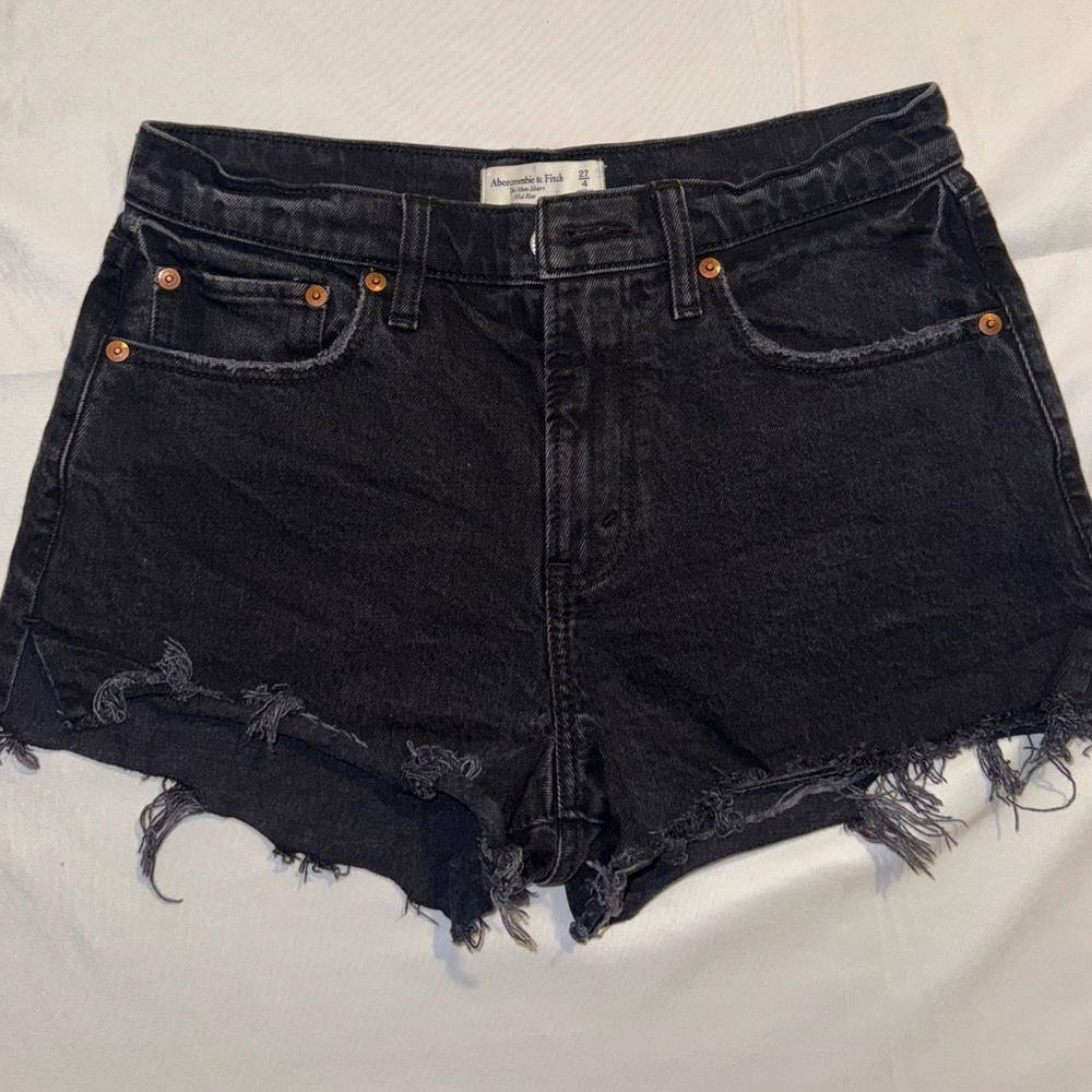 Abercrombie & Fitch The Mom Short Curve Love Black Frayed Jean Shorts. Size 4